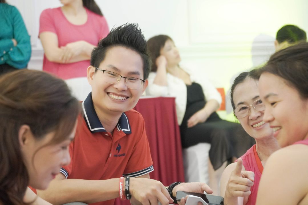 Thầy Đặng Kim Ba trò chuyện và lắng nghe học viên tại workshop