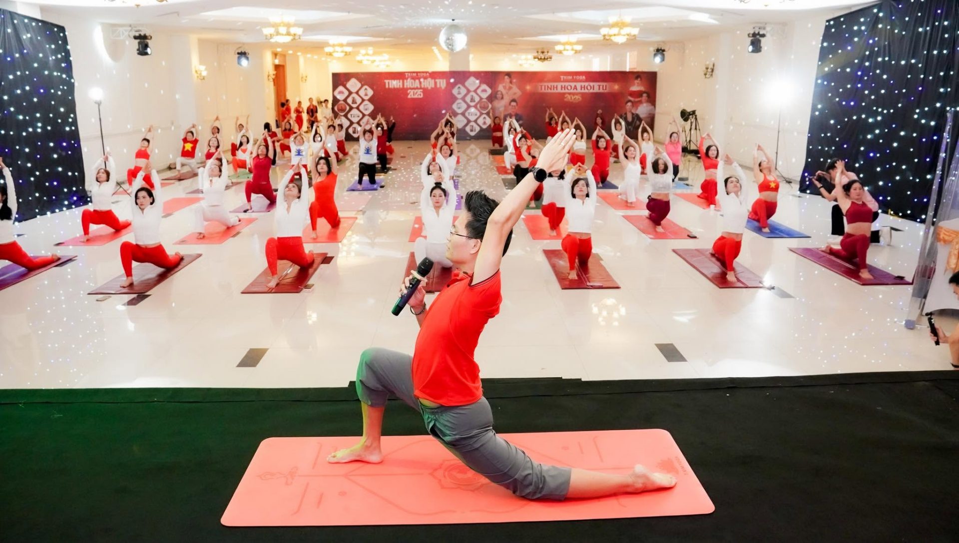 108 Tư Thế Yoga Chuẩn Định Tuyến — Khoá Học HLV Yoga Nào Cũng Nên Bắt Đầu 6 108 Tư Thế Yoga Chuẩn Định Tuyến — Chuyên gia Đặng Kim Ba hướng dẫn định tuyến tư thế Yoga cho hàng trăm Huấn luyện viên tại sự kiện Tinh Hoa Hội Tụ 2025