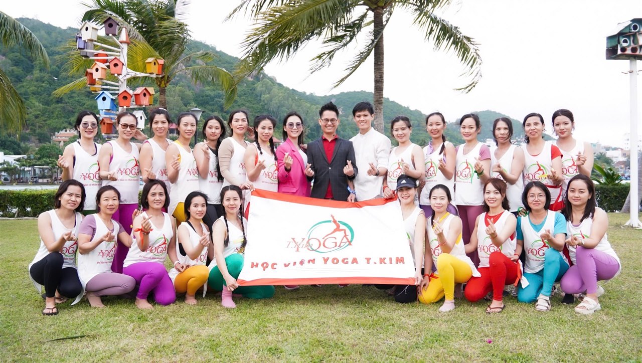 15 Suất Học Bổng Khoá HLV Yoga Tri Ân 15 Năm Học Viện T.Kim — Giảm Tới 23 Triệu Đồng 9 Thầy Đặng Kim Ba chụp ảnh cùng các HLV Yoga đã tốt nghiệp khoá đào tạo Huấn luyện viên Yoga 200H tại Học viện Yoga T.Kim Việt Nam