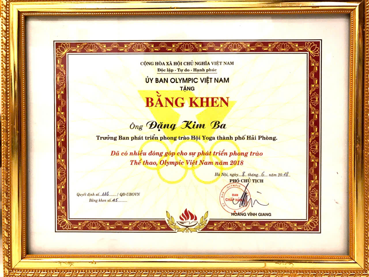 Vì Sao Uỷ Ban Olympic Việt Nam Trao Bằng Khen Cho Một Giám Đốc Học Viện Yoga? 7 Bằng khen Uỷ Ban Olympic Việt Nam trao cho ông Đặng Kim Ba năm 2018, do Phó Chủ tịch Hoàng Vĩnh Giang ký