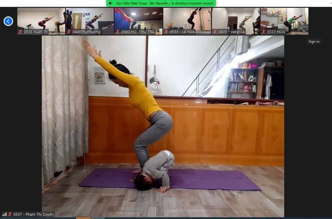 Câu Chuyện Của Phạm Duyên Yoga: Từ Mẹ Bỉm 3 Con Đến HLV Yoga T.Kim 8 Phạm Duyên luyện từng động tác Yoga T.Kim — em bé chơi xung quanh mẹ trong giờ học khuya HLV