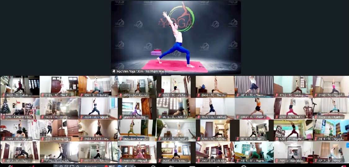 Câu Chuyện Phạm Hoà Yoga, Từ Người Bị Viêm Đa Khớp Trở Thành HLV Yoga Phục Hồi 10 HLV Phạm Hoà đang dẫn lớp Yoga online qua Zoom tại Học viện T.Kim Yoga Việt Nam với hơn 30 học viên