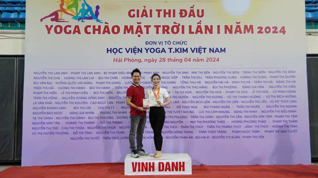 Câu Chuyện Phạm Hoà Yoga, Từ Người Bị Viêm Đa Khớp Trở Thành HLV Yoga Phục Hồi 8 Phạm Hoà được vinh danh tại Giải Yoga Chào Mặt Trời Lần I 2024 tại Hải Phòng — Học viện T.Kim Yoga Việt Nam
