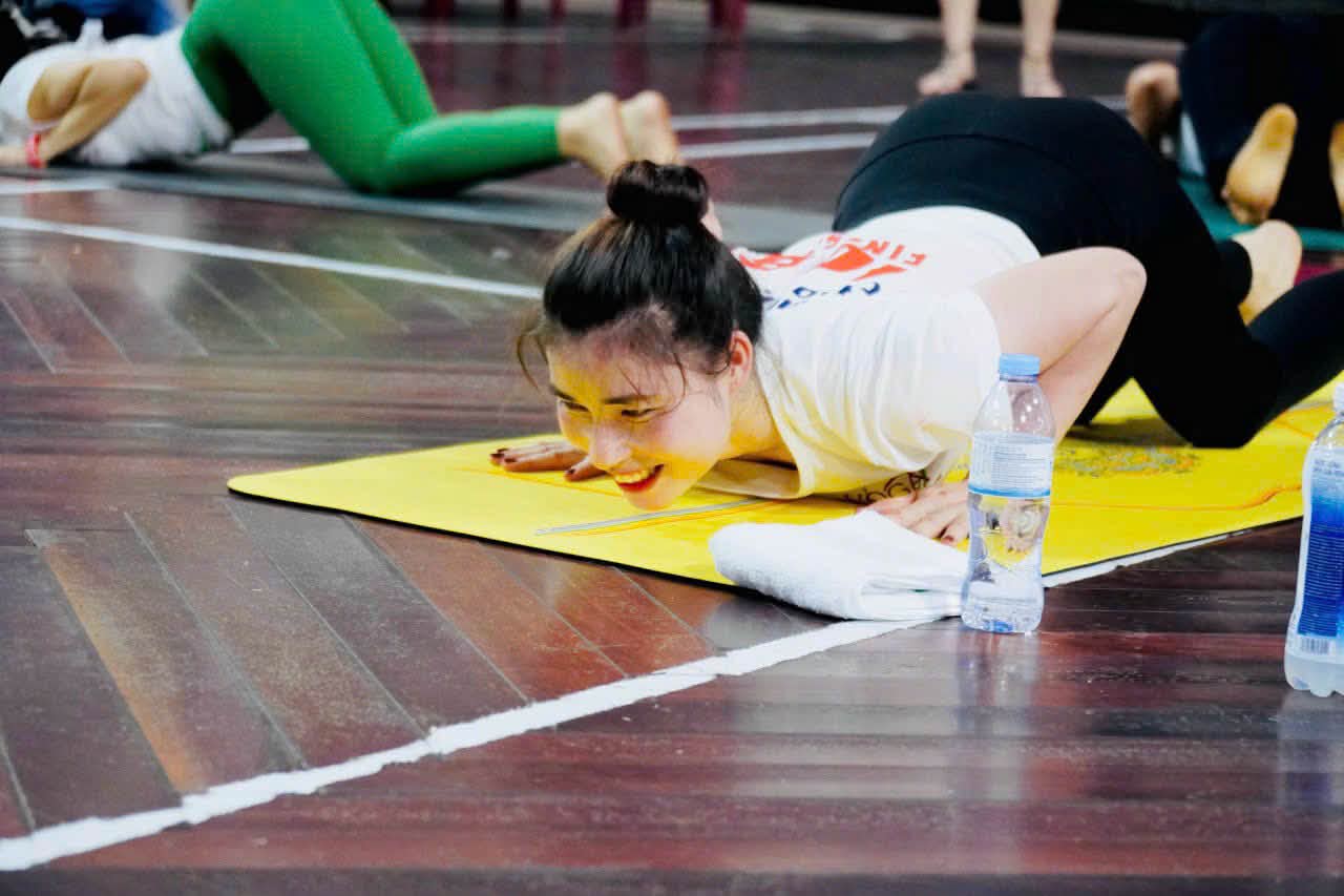 Câu Chuyện Phạm Hoà Yoga, Từ Người Bị Viêm Đa Khớp Trở Thành HLV Yoga Phục Hồi 9 Cô Phạm Hoà nằm cười mệt trên thảm sau khi hoàn thành 108 vòng Chào Mặt Trời tại Học viện T.Kim Yoga