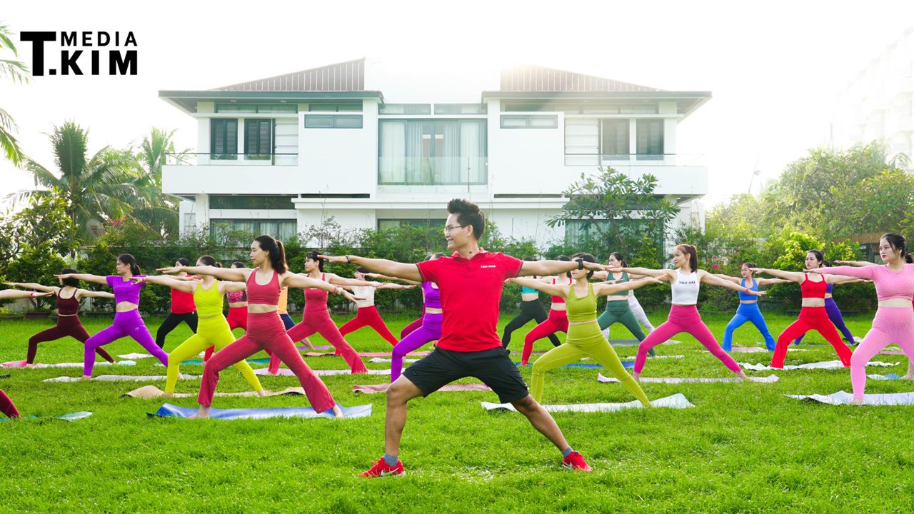 Tập Yoga Mỗi Ngày Có Tốt Không? Khi Nào Cơ Thể Cần Nghỉ 8 Cộng đồng học viên Học viện Yoga T.Kim tập tư thế chiến binh ngoài trời trên sân cỏ