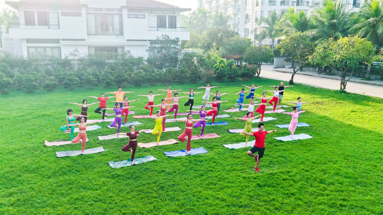 5 Lợi Ích Tuyệt Vời Của Yoga Với Sức Khỏe Tinh Thần 8 Cộng đồng học viên Lớp Yoga Online T.Kim Yoga cùng tập luyện nâng cao sức khỏe tinh thần
