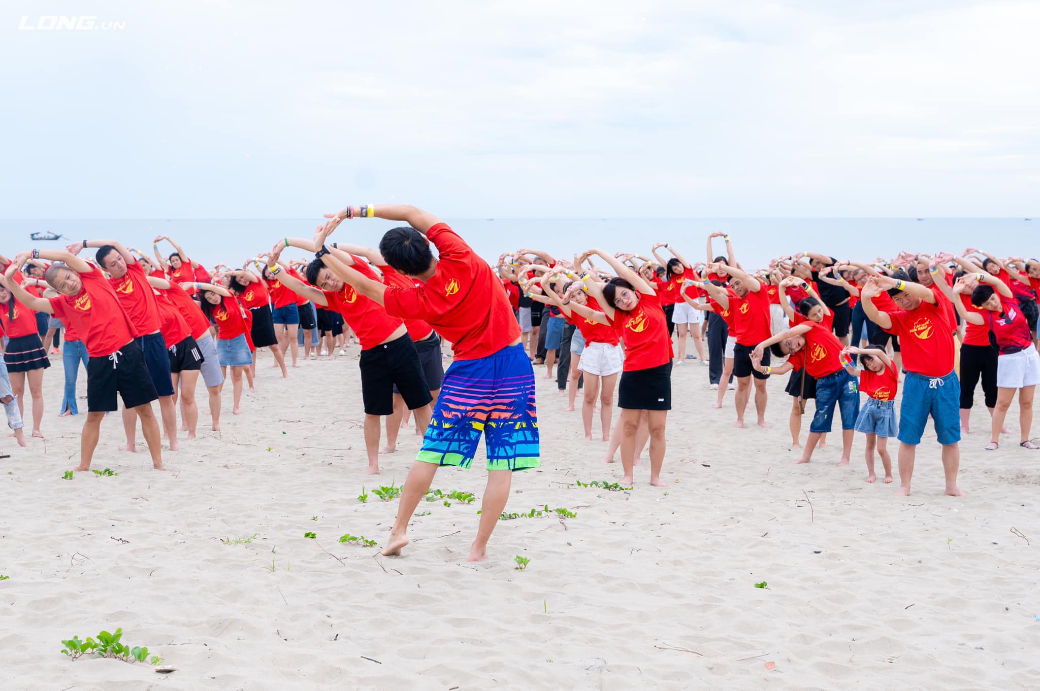 Tập Yoga Buổi Sáng Hay Buổi Tối Tốt Hơn? Sự Thật Về "Giờ Vàng" Tập Yoga 6 Hàng trăm học viên tập Yoga buổi sáng trên biển cùng cộng đồng T.Kim Yoga