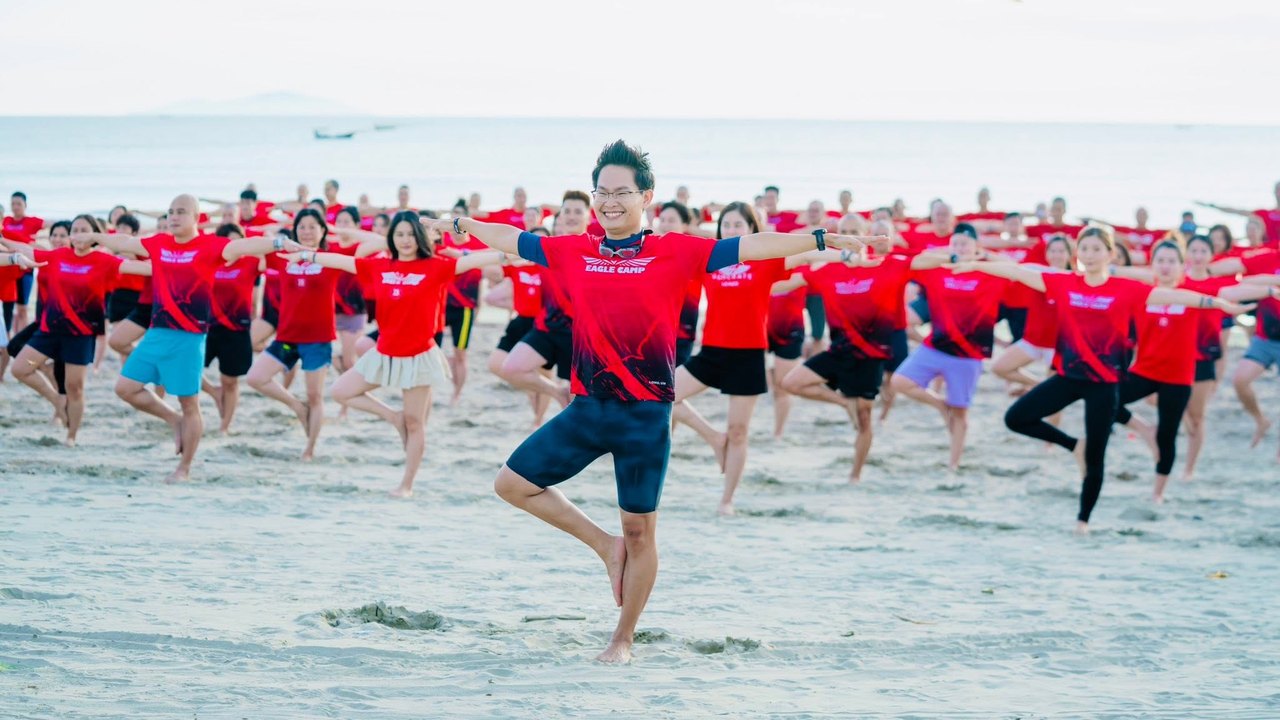 Thiên Kiến "Sợ Mất" — Cái Bẫy Giữ Chân HLV Yoga Ở Mãi Trong Vùng An Toàn 6 Nhà đào tạo Đặng Kim Ba làm tư thế Cái Cây dẫn Yoga khởi động cho học viên Eagle Camp trên bãi biển