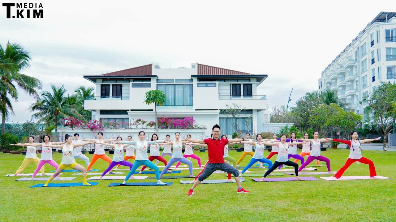 Thiên Kiến "Sợ Mất" — Cái Bẫy Giữ Chân HLV Yoga Ở Mãi Trong Vùng An Toàn 8 Nhà đào tạo Đặng Kim Ba dẫn lớp Yoga ngoài trời cho nhiều học viên - mở rộng vùng an toàn