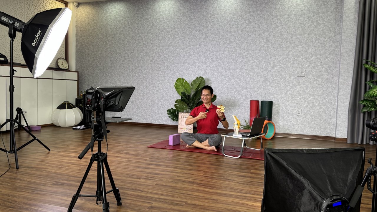 Kiên Trì — "Cơ Bắp" Quan Trọng Nhất Mà Mọi HLV Yoga Phải Rèn 6 Nhà đào tạo Đặng Kim Ba ngồi quay video dạy Yoga online tại phòng studio - hình ảnh của sự kiên trì mỗi ngày