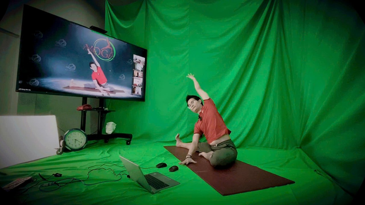 Thầy Đặng Kim Ba dạy lớp Yoga online qua Zoom tại phòng quay của Học viện Yoga T.Kim