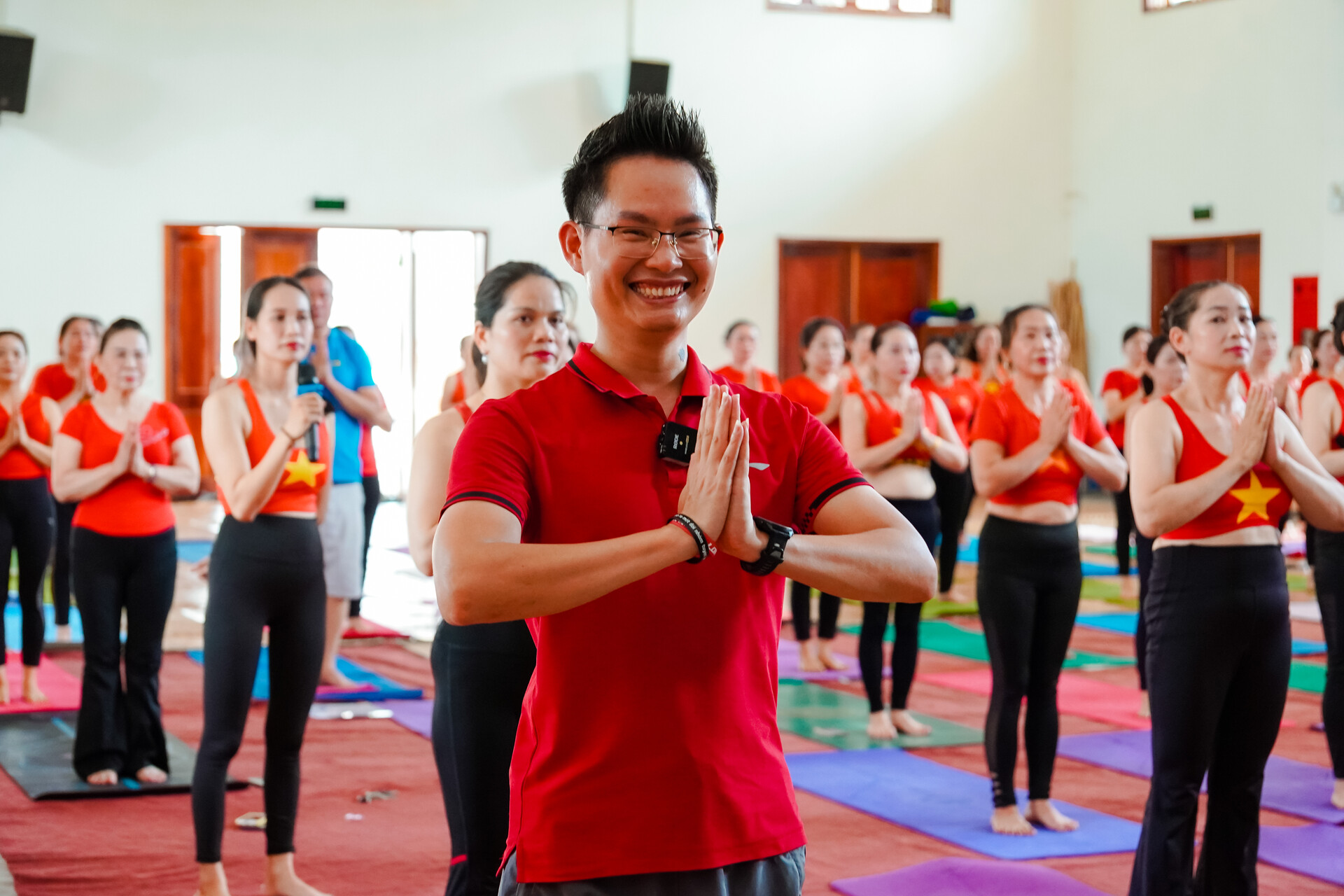 Vì Sao Uỷ Ban Olympic Việt Nam Trao Bằng Khen Cho Một Giám Đốc Học Viện Yoga? 11 Giám đốc Học viện Yoga T.Kim Việt Nam chắp tay Namaste tại sự kiện Yoga ở Đô Lương, Nghệ An