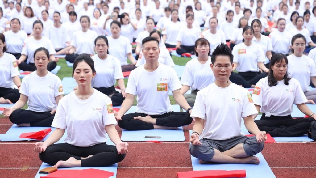 "Khúc Ca Yoga Hải Phòng" Do Ai Sáng Tác? Câu Chuyện Đằng Sau Bài Hát Yoga Của Đất Cảng 7 Đặng Kim Ba trong sự kiện Yoga cộng đồng quy mô hàng nghìn người