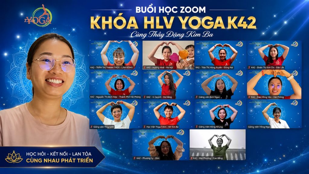 Đào Hồng Vân và lớp K42 trong buổi học Zoom khoá Huấn luyện viên Yoga Học viện T.Kim Việt Nam cùng Thầy Đặng Kim Ba