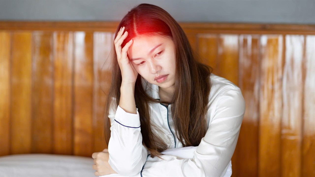 4 Dấu Hiệu Cảnh Báo Đột Quỵ Não Xuất Hiện Khi Ngủ Chớ Bỏ Qua 10 Phụ nữ ôm đầu đau khi vừa ngủ dậy - đau đầu, chóng mặt về đêm là dấu hiệu cảnh báo đột quỵ