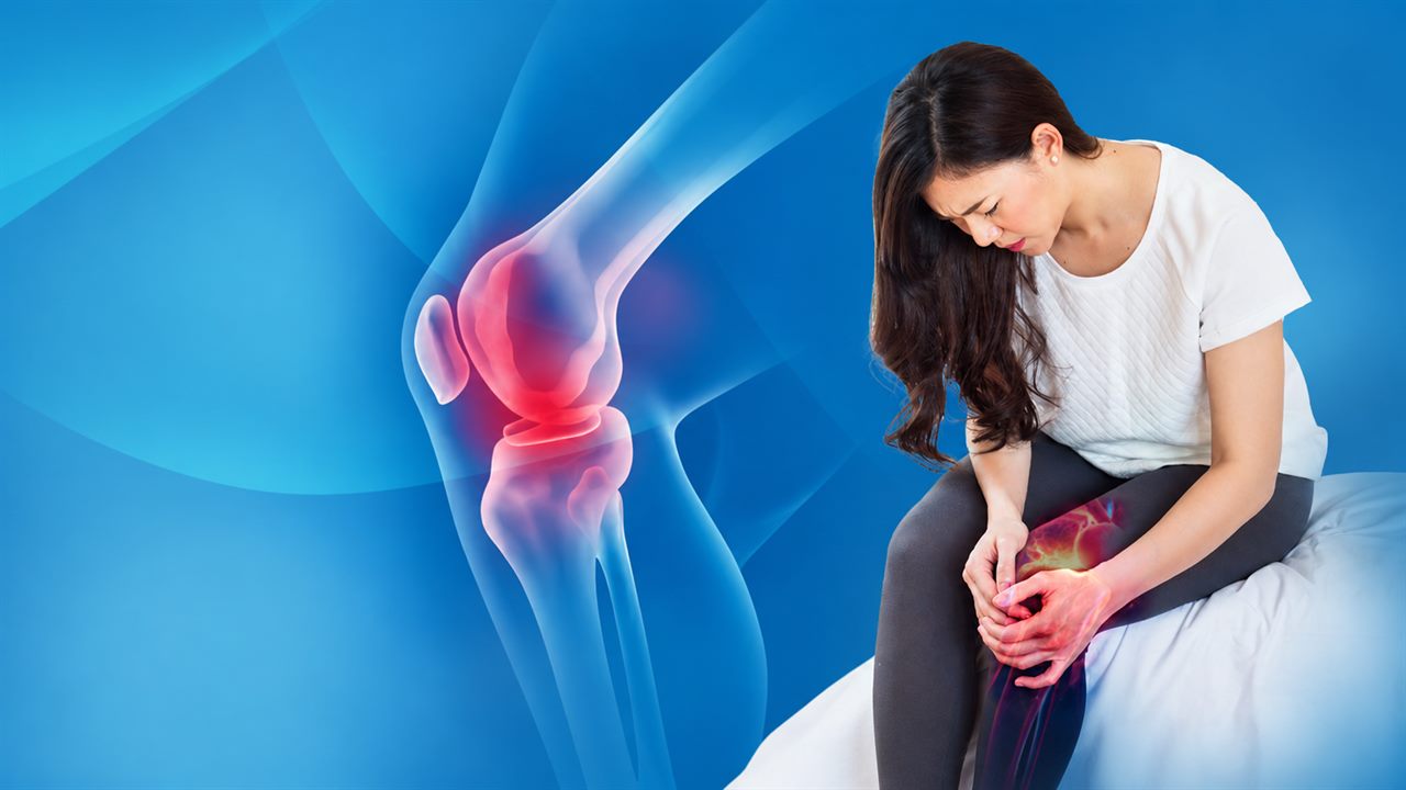 Người bị đau khớp gối do thoái hóa ngồi ôm gối, dấu hiệu cần giảm cường độ vận động
