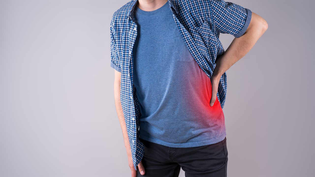 Người đàn ông ôm vùng thắt lưng đau - đau lưng kéo dài cần tập đúng nguyên nhân để cải thiện bền vững