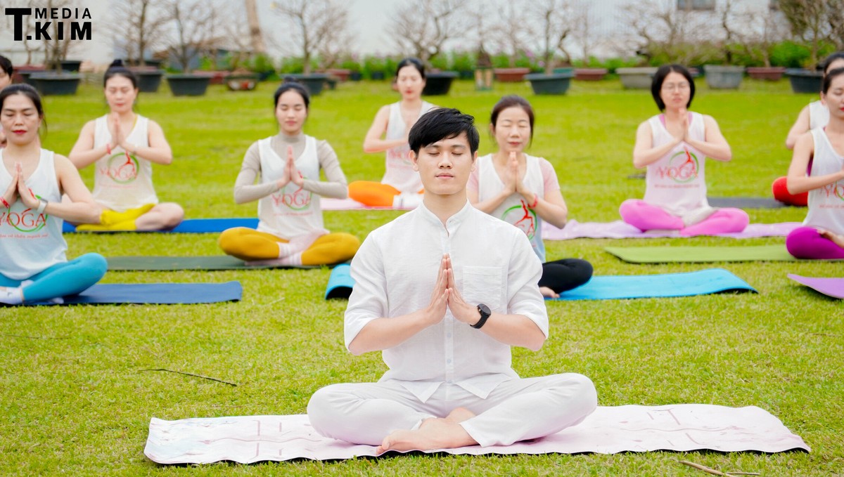 Từ Sĩ Quan Quân Đội Đến HLV Yoga: Hành Trình "Con Số 0" Của Youtuber Gia Đình Yoga 7 Nguyễn Đức Trung dẫn dắt một lớp Yoga ngoài trời tại Học viện T.Kim