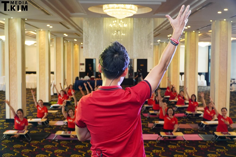 Quy Trình Dạy Yoga Online Hiệu Quả: 8 Nguyên Tắc Chuyên Nghiệp Từ Nhà Đào Tạo Đặng Kim Ba 6 Nhà đào tạo Đặng Kim Ba hướng dẫn lớp Yoga đông học viên - Học viện Yoga T.Kim