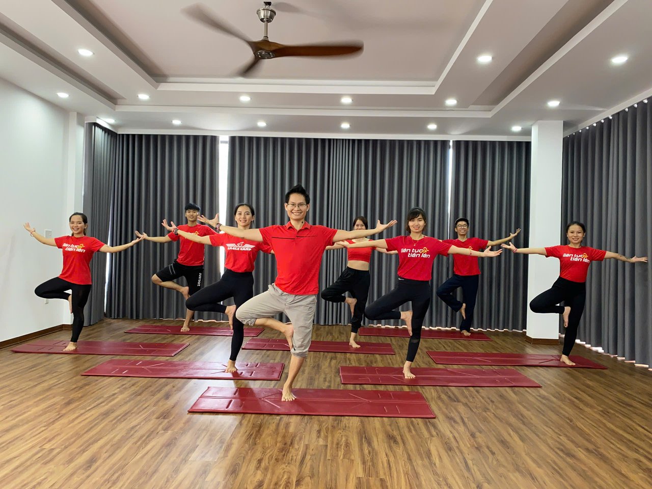 Giáo Viên Yoga Giỏi Vẫn Vắng Học Viên? 8 Tiêu Chí Thiết Kế Lớp Học Chuyên Nghiệp 8 Cộng đồng lớp Yoga gắn kết cùng giáo viên tại Học viện Yoga T.Kim