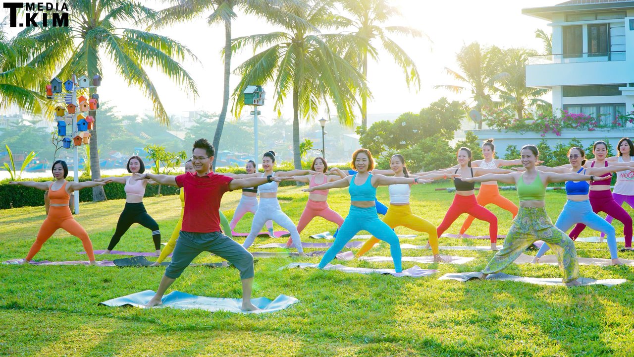 Giáo Viên Yoga Giỏi Vẫn Vắng Học Viên? 8 Tiêu Chí Thiết Kế Lớp Học Chuyên Nghiệp 6 Giáo viên Yoga dẫn lớp ngoài trời chuyên nghiệp tại Học viện Yoga T.Kim
