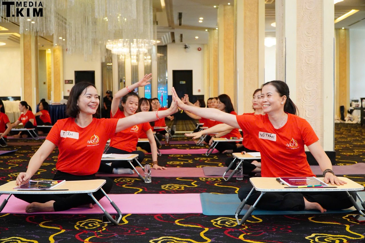Giáo Viên Yoga Giỏi Vẫn Vắng Học Viên? 8 Tiêu Chí Thiết Kế Lớp Học Chuyên Nghiệp 7 Trải nghiệm cảm xúc và sự gắn kết trong lớp Yoga - tiêu chí giữ chân học viên