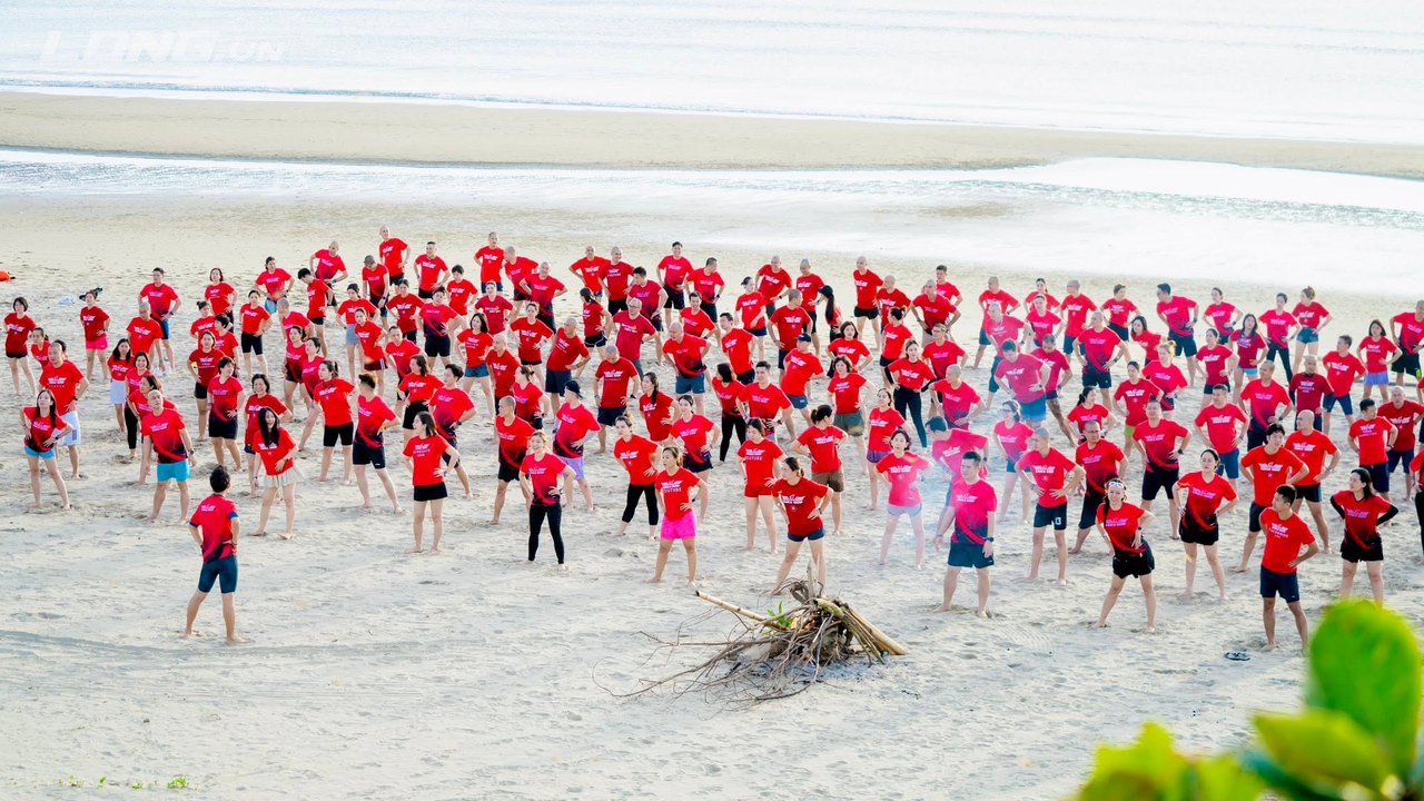Thiên Kiến "Sợ Mất" — Cái Bẫy Giữ Chân HLV Yoga Ở Mãi Trong Vùng An Toàn 7 Hàng trăm học viên khởi động Yoga trên bãi biển cùng HLV tại Eagle Camp