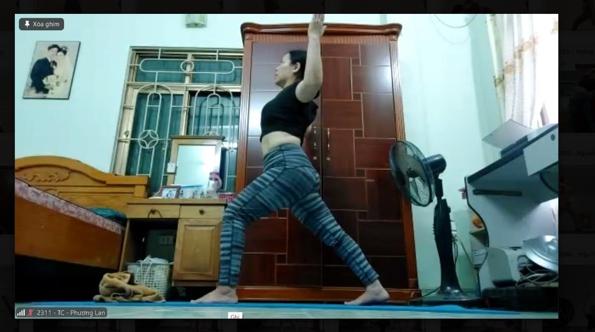 Tôi Ngạc Nhiên Khi HLV Yoga Vẫn Quan Sát Từng Học Viên Qua Zoom Online Tại Học Viện Yoga T.Kim 7 Cô Hoàng Lan giáo viên Quảng Ninh 48 tuổi đang tham gia lớp Yoga Online qua Zoom tại Học viện T.Kim — tập tư thế Chiến binh ngay tại nhà