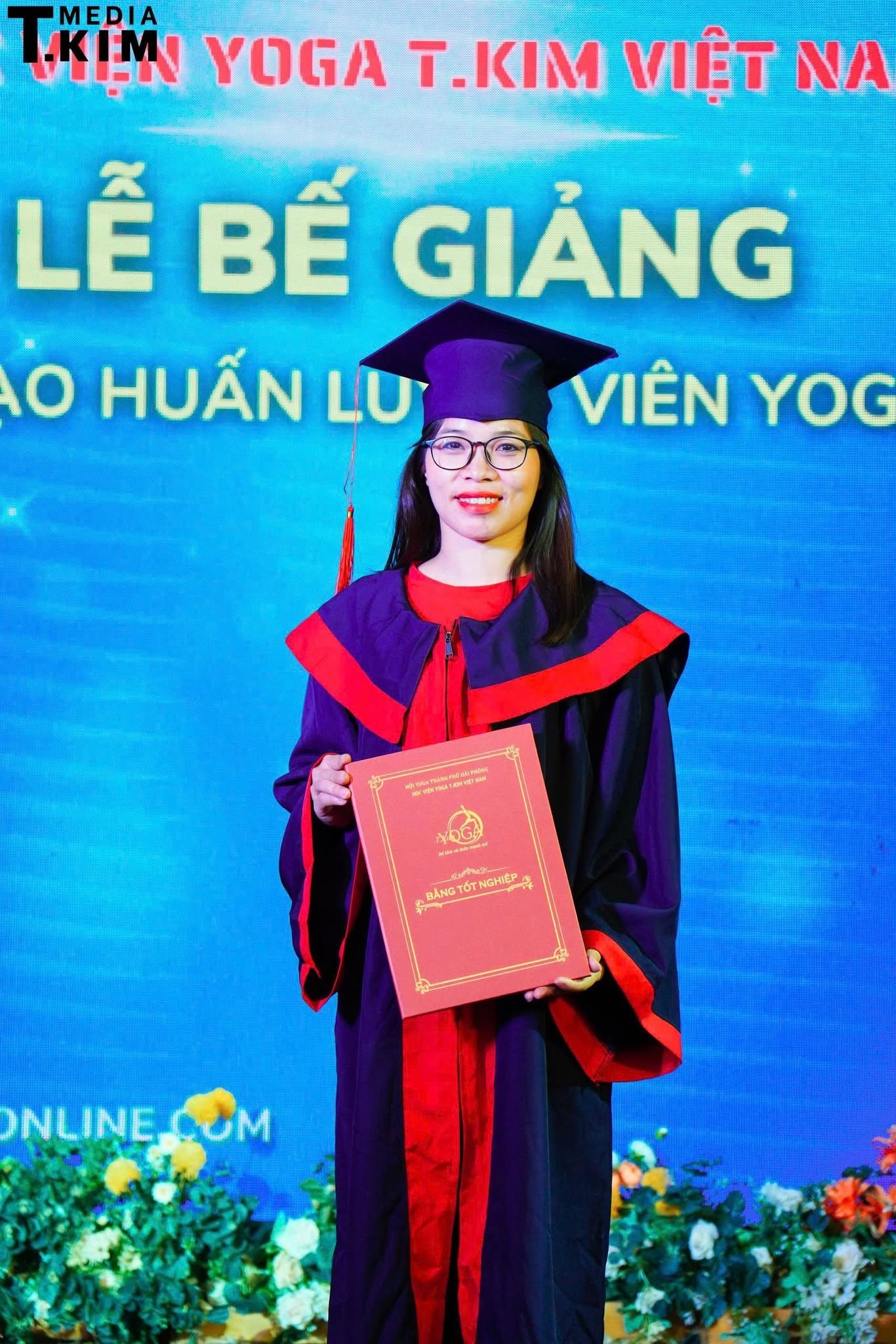 Từ Cô Kế Toán Đau Yếu Đến HLV Yoga: Cú "Quay Xe" Tuổi 40 Của Hoàng Thanh Yoga 9 HLV Hoàng Thanh trong lễ bế giảng nhận bằng tốt nghiệp khóa đào tạo Huấn luyện viên Yoga của Học viện Yoga T.Kim Việt Nam