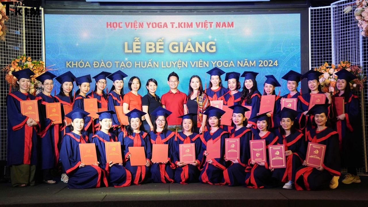 Từ Cô Kế Toán Đau Yếu Đến HLV Yoga: Cú "Quay Xe" Tuổi 40 Của Hoàng Thanh Yoga 7 Lễ bế giảng khóa đào tạo Huấn luyện viên Yoga năm 2024 của Học viện Yoga T.Kim Việt Nam, Hoàng Thanh cùng các học viên nhận bằng tốt nghiệp