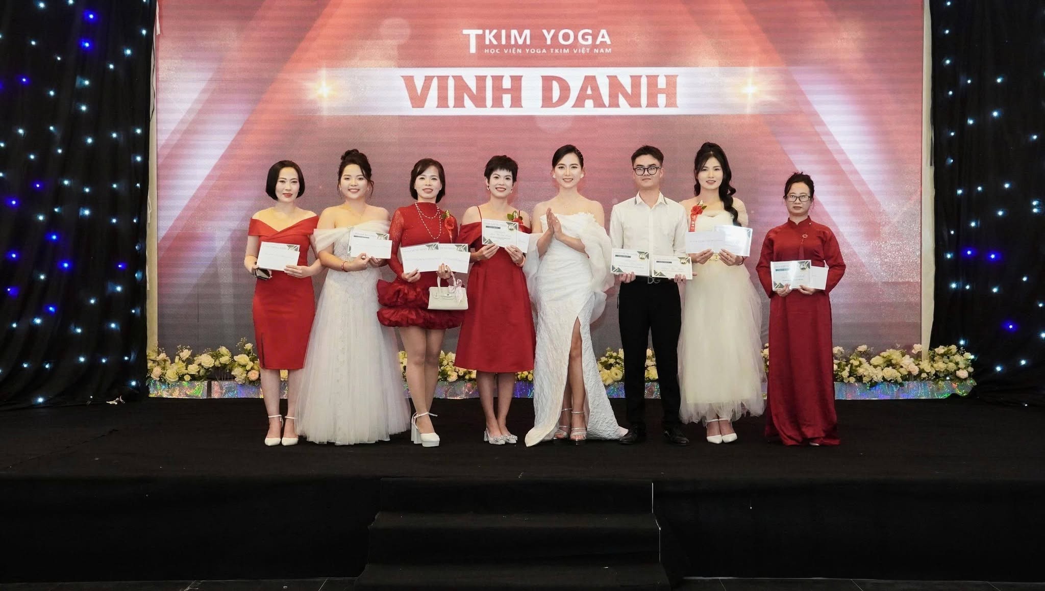 Từ Cô Kế Toán Đau Yếu Đến HLV Yoga: Cú "Quay Xe" Tuổi 40 Của Hoàng Thanh Yoga 10 HLV Hoàng Thanh được vinh danh Huấn luyện viên Yoga có thành tích hướng dẫn xuất sắc tại Học viện Yoga T.Kim Việt Nam