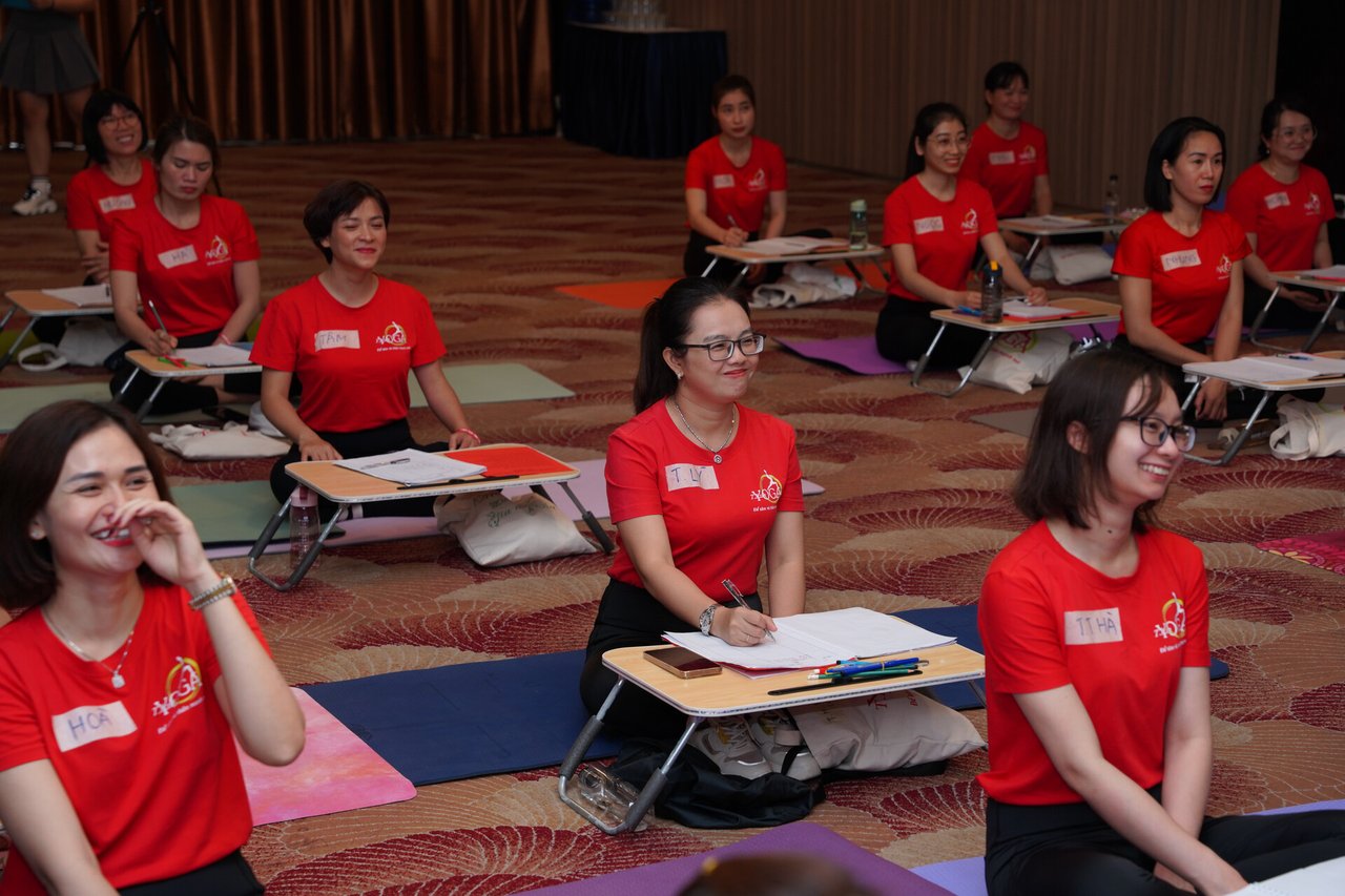 Học Yoga Giỏi Chưa Đủ Để Làm Huấn Luyện Viên: 5 Điều Quyết Định Bạn Trụ Được Với Nghề 9 Học viên khoá đào tạo Huấn luyện viên Yoga T.Kim ghi chép và cười tươi trong giờ học lý thuyết