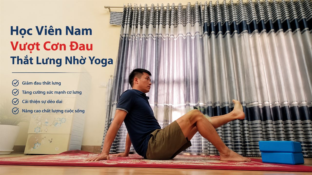 Học viên nam Phạm Tiếp ngồi thư giãn sau buổi tập Yoga tại nhà — Yoga giúp giảm đau thắt lưng, tăng cường sức mạnh cơ lưng, cải thiện dẻo dai và nâng cao chất lượng cuộc sống