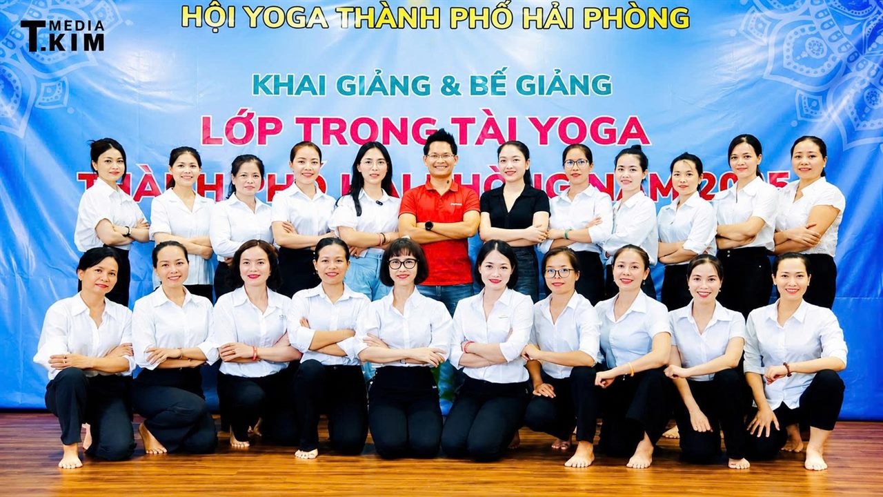 Cú Lột Xác Ngoạn Mục Của HLV Huế Hala: Từ Giường Bệnh Đến Ghế Trọng Tài Yoga 9 Huế Hala chụp cùng thầy Đặng Kim Ba, cô Vũ Ngọc Anh và các học viên lớp bồi dưỡng trọng tài Yoga thành phố Hải Phòng 2025