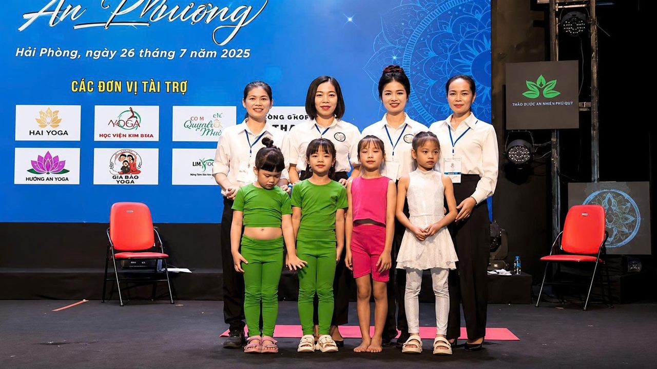 Cú Lột Xác Ngoạn Mục Của HLV Huế Hala: Từ Giường Bệnh Đến Ghế Trọng Tài Yoga 8 HLV Huế Hala cùng các trọng tài và thí sinh nhí tại giải Yoga thiếu nhi Hải Phòng năm 2025
