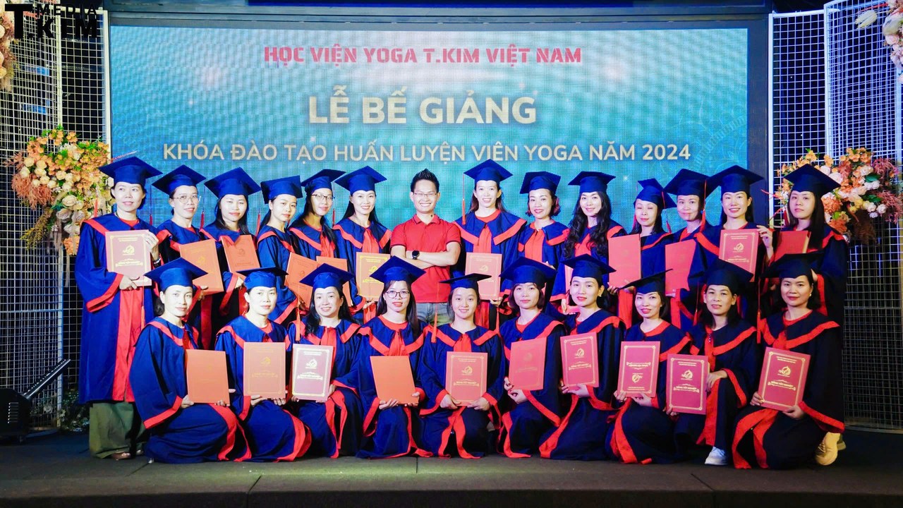 10 Sai Lầm "Đốt Tiền" Khi Học Làm HLV Yoga — Học Xong Vẫn Không Dạy Được 8 Lễ bế giảng khóa đào tạo Huấn luyện viên Yoga năm 2024 của Học viện Yoga T.Kim với các học viên tốt nghiệp