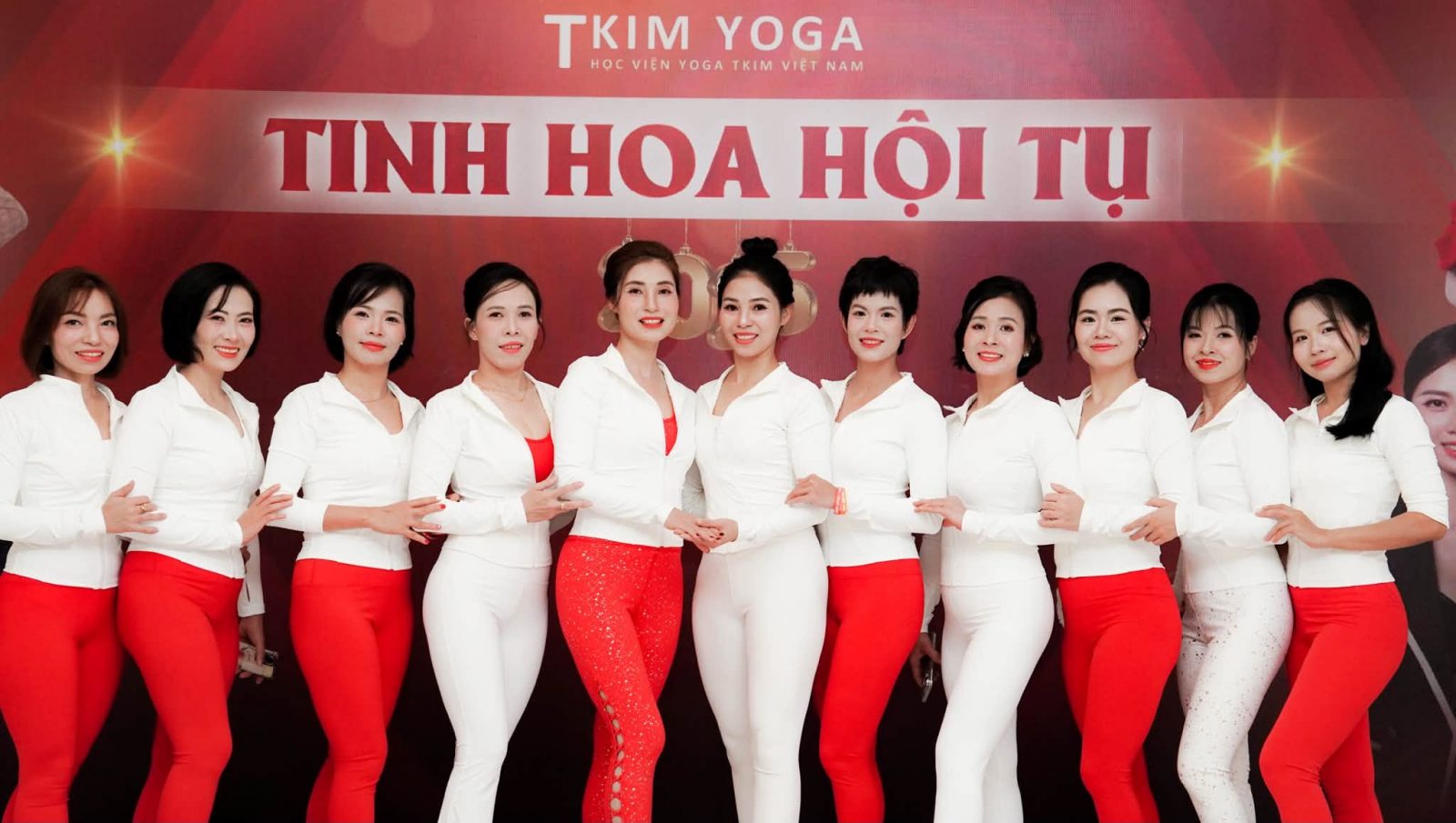 Lê Lan Yoga — Từ Cô Công Nhân Khóc Nhè, Người Thợ May Đau Lưng, Đến HLV Yoga Truyền Cảm Hứng 8 Cô Lê Lan cùng đội ngũ huấn luyện viên Học viện Yoga T.Kim Việt Nam trong sự kiện Tinh Hoa Hội Tụ