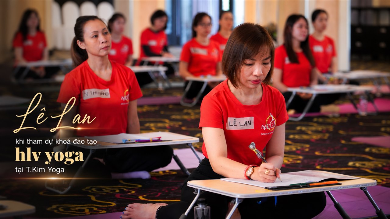 Lê Lan Yoga — Từ Cô Công Nhân Khóc Nhè, Người Thợ May Đau Lưng, Đến HLV Yoga Truyền Cảm Hứng 7 Cô Lê Lan ngồi ghi chép trong lớp khoá đào tạo huấn luyện viên Yoga tại Học viện T.Kim