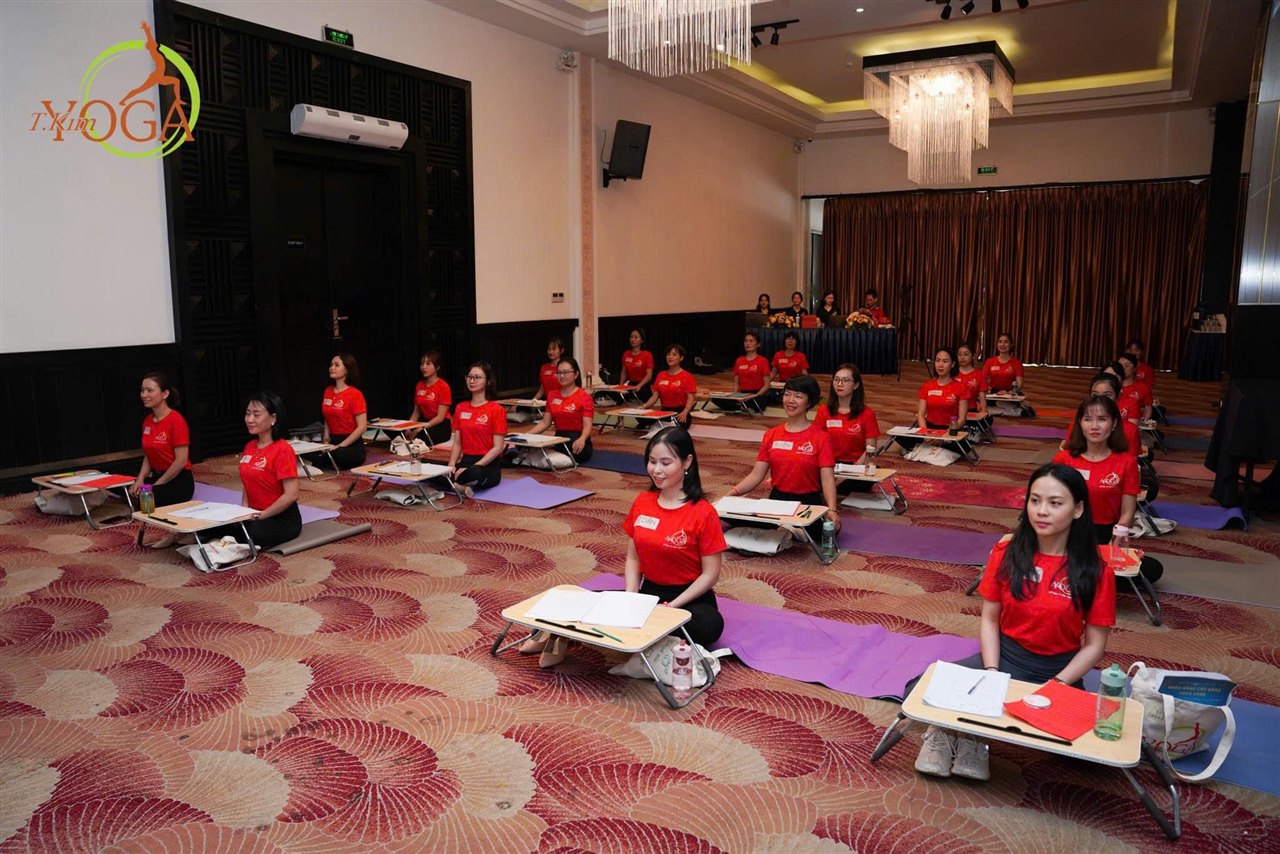 Khoá HLV Yoga 200H Sắp Khai Giảng — Học Phí, Quyền Lợi, Nội Dung Và Cơ Hội Nghề Nghiệp Tại Học Viện T.Kim Việt Nam 8 Lớp đào tạo Huấn luyện viên Yoga 200H thực tế tại Học viện Yoga T.Kim Việt Nam — các học viên mặc áo đỏ tập trung ghi chép và thực hành