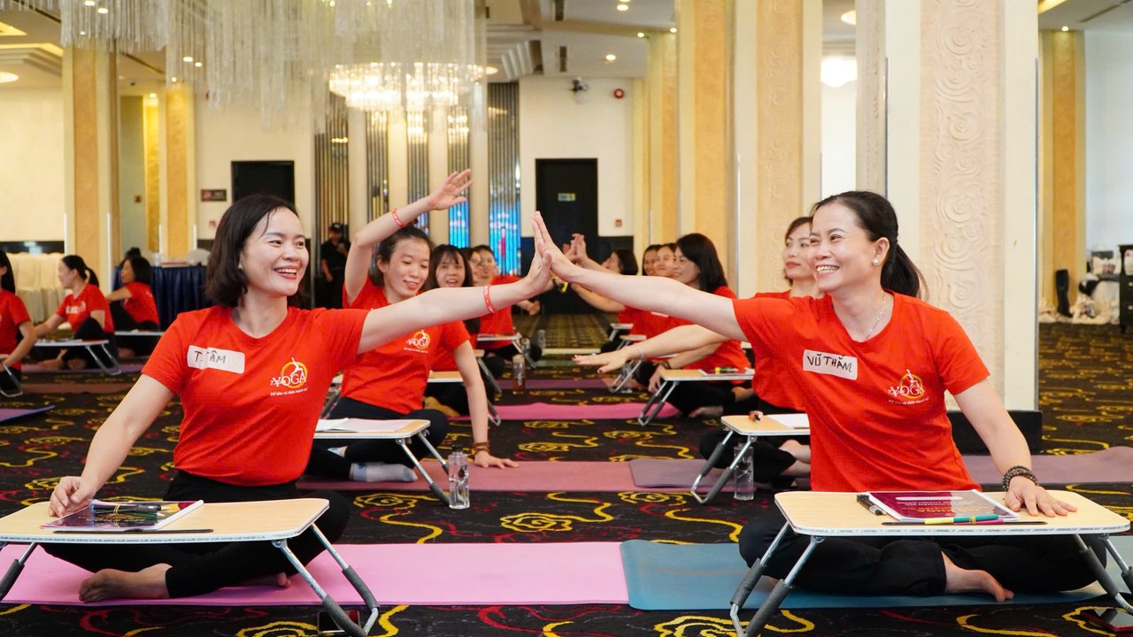 10 Sai Lầm "Đốt Tiền" Khi Học Làm HLV Yoga — Học Xong Vẫn Không Dạy Được 6 Học viên lớp đào tạo Huấn luyện viên Yoga T.Kim kết nối và thực hành dạy cùng nhau