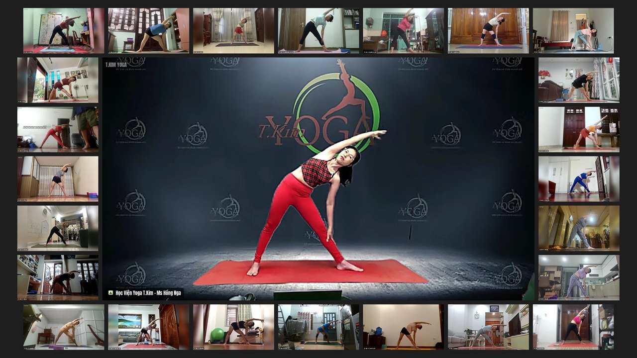 Tôi Ngạc Nhiên Khi HLV Yoga Vẫn Quan Sát Từng Học Viên Qua Zoom Online Tại Học Viện Yoga T.Kim 8 Một buổi lớp Yoga Online qua Zoom tại Học viện Yoga T.Kim — HLV Hồng Nga dẫn lớp cùng hơn 20 học viên ở nhiều địa phương cùng tập tư thế Chiến binh