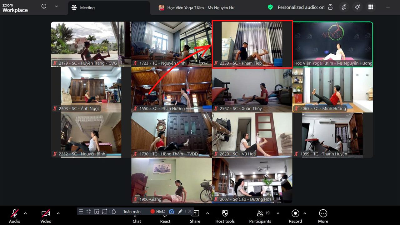Lớp Yoga Online qua Zoom của Học viện Yoga T.Kim với nhiều học viên cùng tập, trong đó có học viên Phạm Tiếp