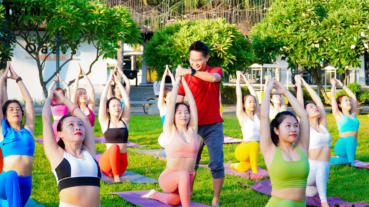 Tập Yoga Mỗi Ngày Có Tốt Không? Khi Nào Cơ Thể Cần Nghỉ 7 Đặng Kim Ba cùng đông học viên tập Yoga đều đặn ngoài trời tại Học viện Yoga T.Kim
