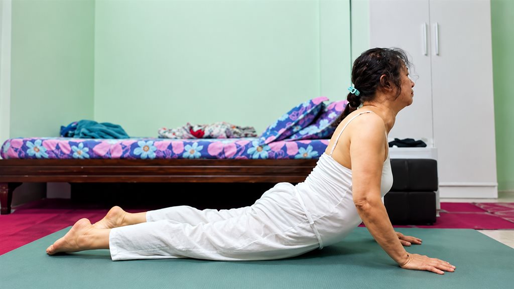 Hành Trình Của Mai Liên (Học Viên Lớp Yoga Online) — Phép Màu Hồi Sinh Sức Khỏe Ở Tuổi 62 Cùng Học Viện Yoga T.Kim Việt Nam 8 Cô Mai Liên tập tư thế Rắn Hổ Mang Bhujangasana tại nhà — học viên Lớp Yoga Online Học viện Yoga T.Kim Việt Nam, lưng thẳng dẻo dai sau hành trình hồi sinh