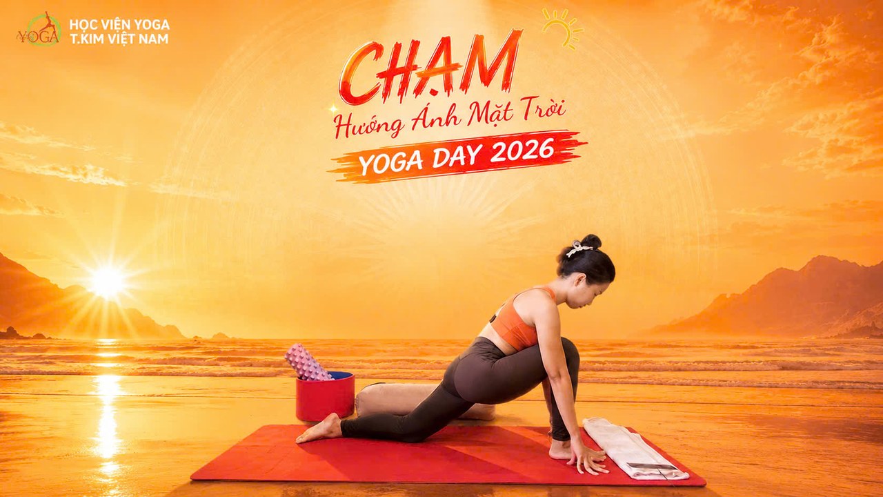 Học viên tập Yoga Chào Mặt Trời lúc bình minh hưởng ứng Ngày Quốc tế Yoga 2026 - chủ đề Hướng Ánh Mặt Trời của Học viện Yoga T.Kim