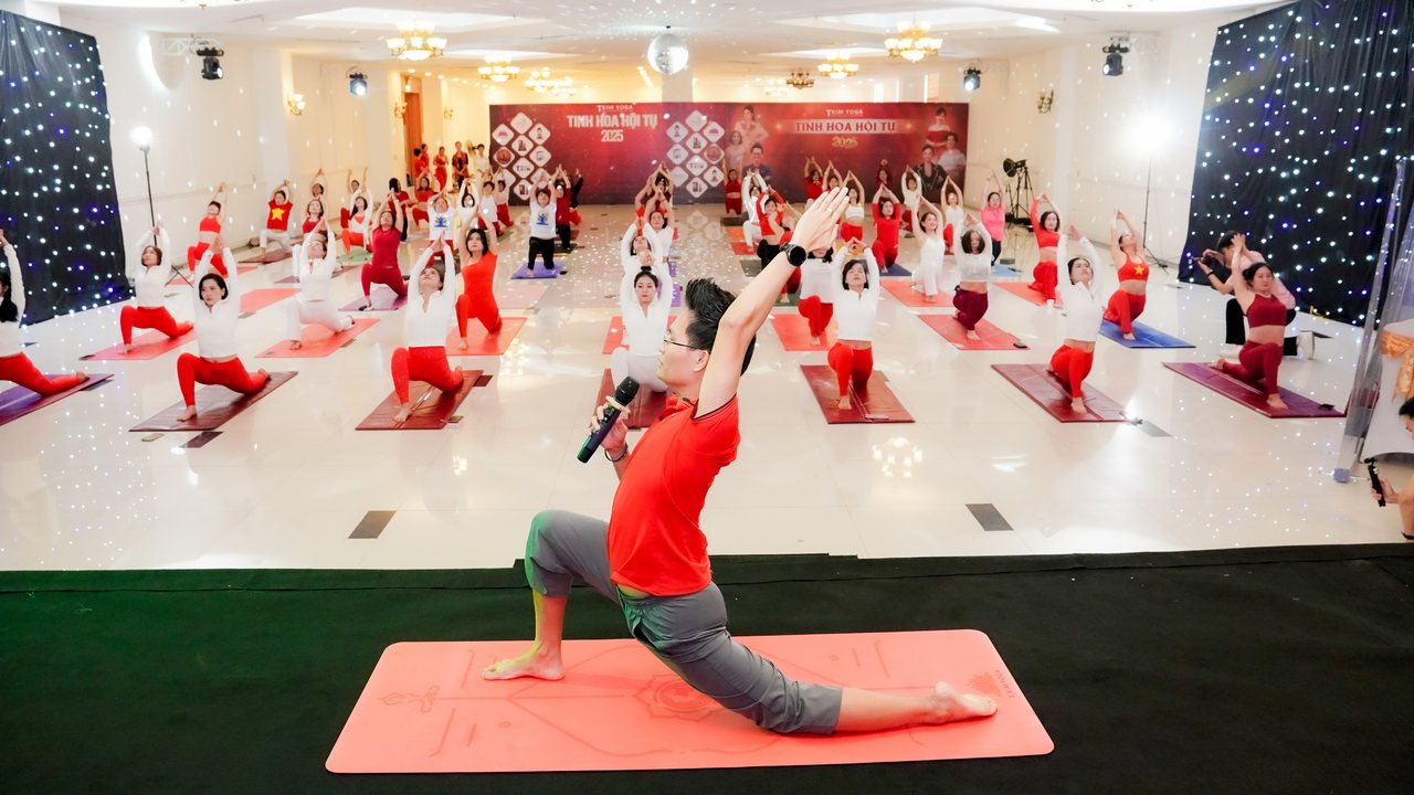 Liệu Nghề HLV Yoga Có Bền Vững? 5 Bài Học Từ Nhà Đào Tạo Yoga Đặng Kim Ba 7 Nhà đào tạo Đặng Kim Ba dẫn lớp Yoga đông học viên - Học viện Yoga T.Kim Việt Nam