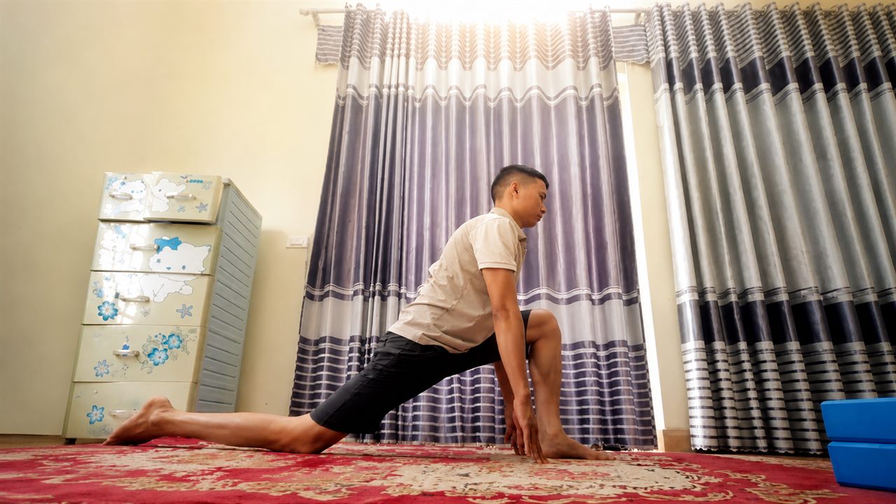 Phạm Tiếp tập Yoga tư thế chùng chân thấp tại nhà, kiên trì luyện tập mỗi ngày cùng Lớp Yoga Online Học viện Yoga T.Kim