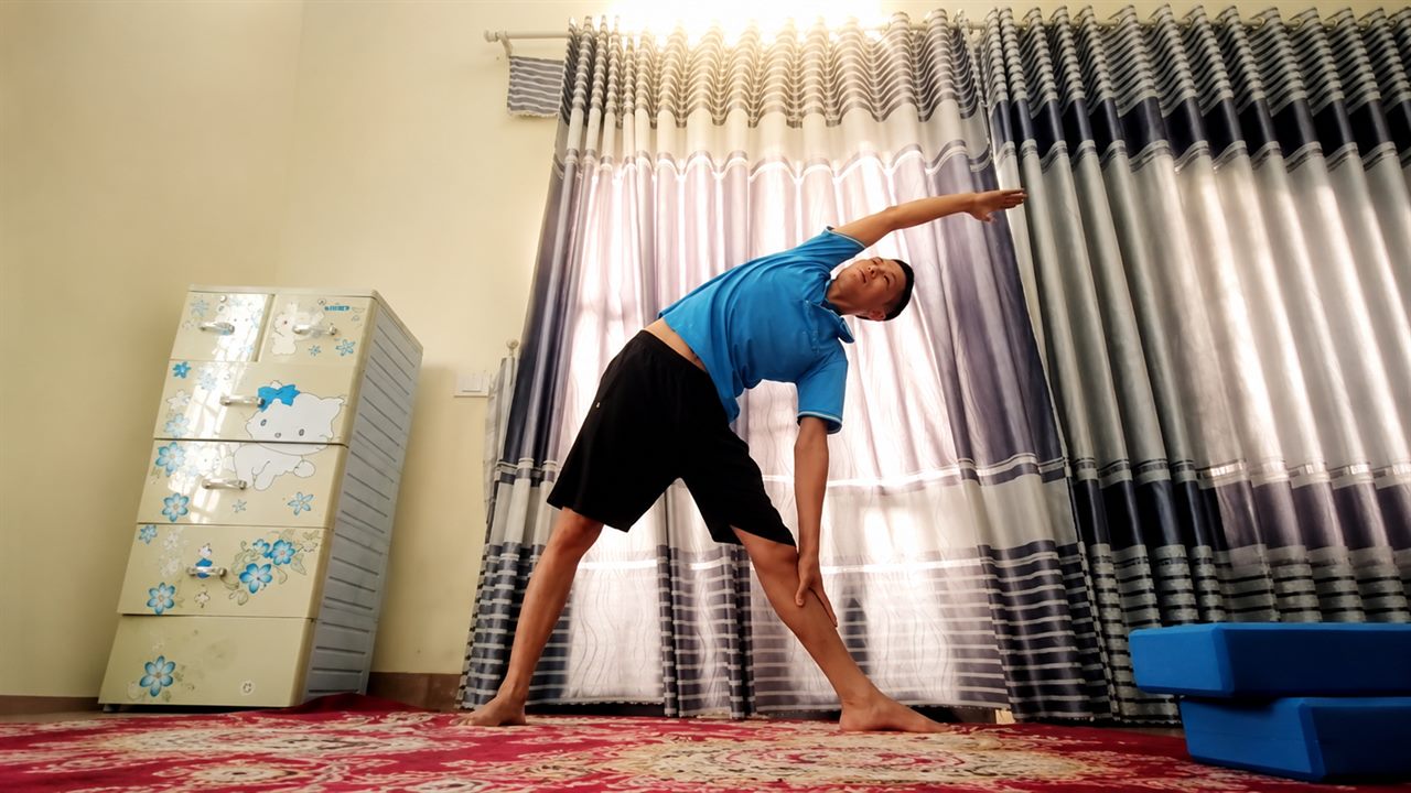 Phạm Tiếp thực hiện tư thế Tam Giác trong buổi Yoga online, cơ thể dẻo dai và khỏe khoắn hơn sau ba tháng kiên trì tập luyện