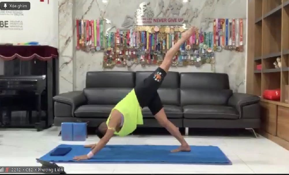 Học viên Phương Liên tập Yoga Online tại T.Kim Yoga - không bao giờ bỏ cuộc