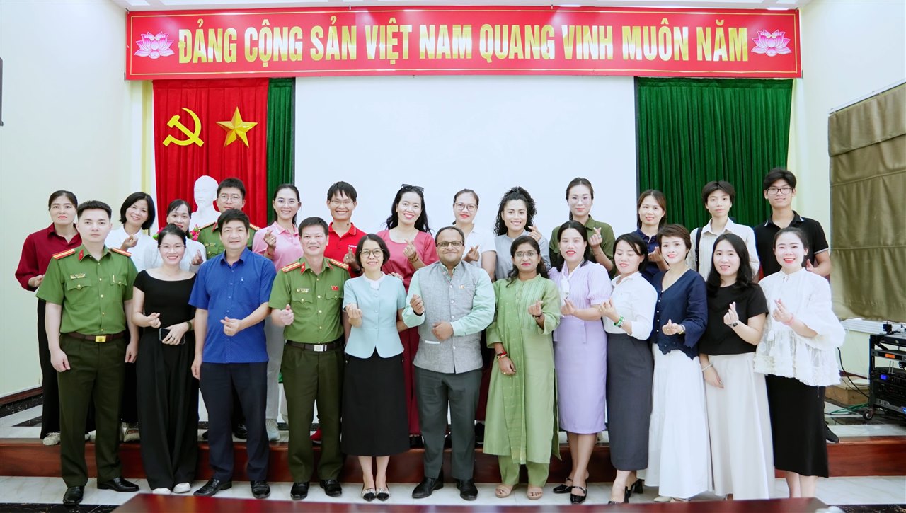Cập Nhật Ngày Quốc Tế Yoga Hải Phòng 2026: Dự Kiến 400 Học Viên, Tổ Chức Tại Đảo Vũ Yên Sau Cuộc Họp Cùng Đại Sứ Quán Ấn Độ 10 Phó Đại Sứ Ấn Độ tại Việt Nam ông Bastian N. Chacko chụp ảnh lưu niệm cùng đại diện Hội Yoga Hải Phòng, các chủ nhiệm câu lạc bộ Yoga và đại diện ban ngành công an Hải Phòng sau cuộc họp triển khai Ngày Quốc tế Yoga 2026